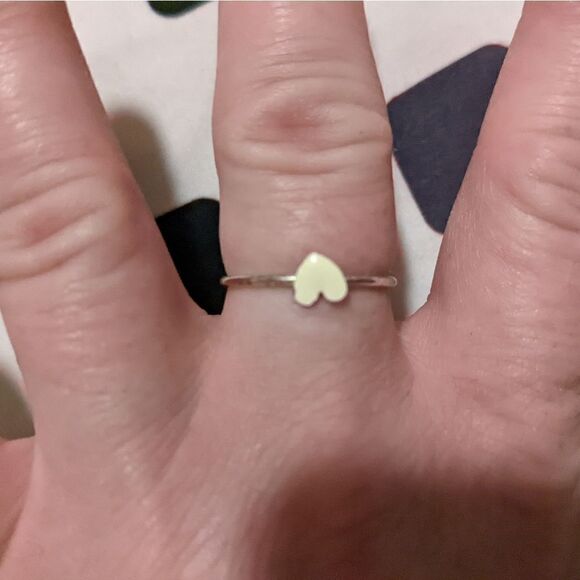 Size 8 silver tone heart fashion ring - Picture 8 of 8